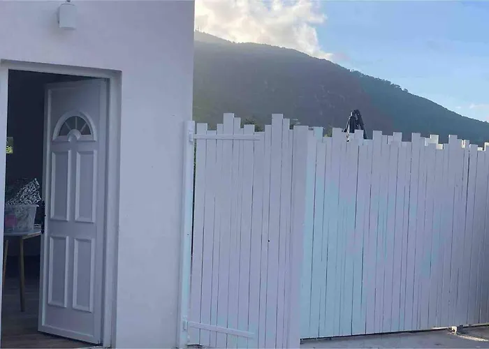 Petite Maison Avec Terrasse. *