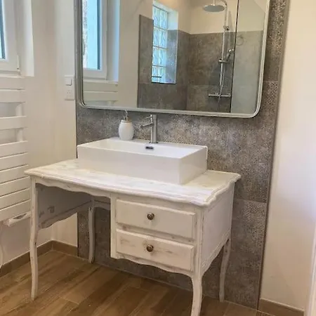 펜션 Petite Maison Avec Terrasse. *